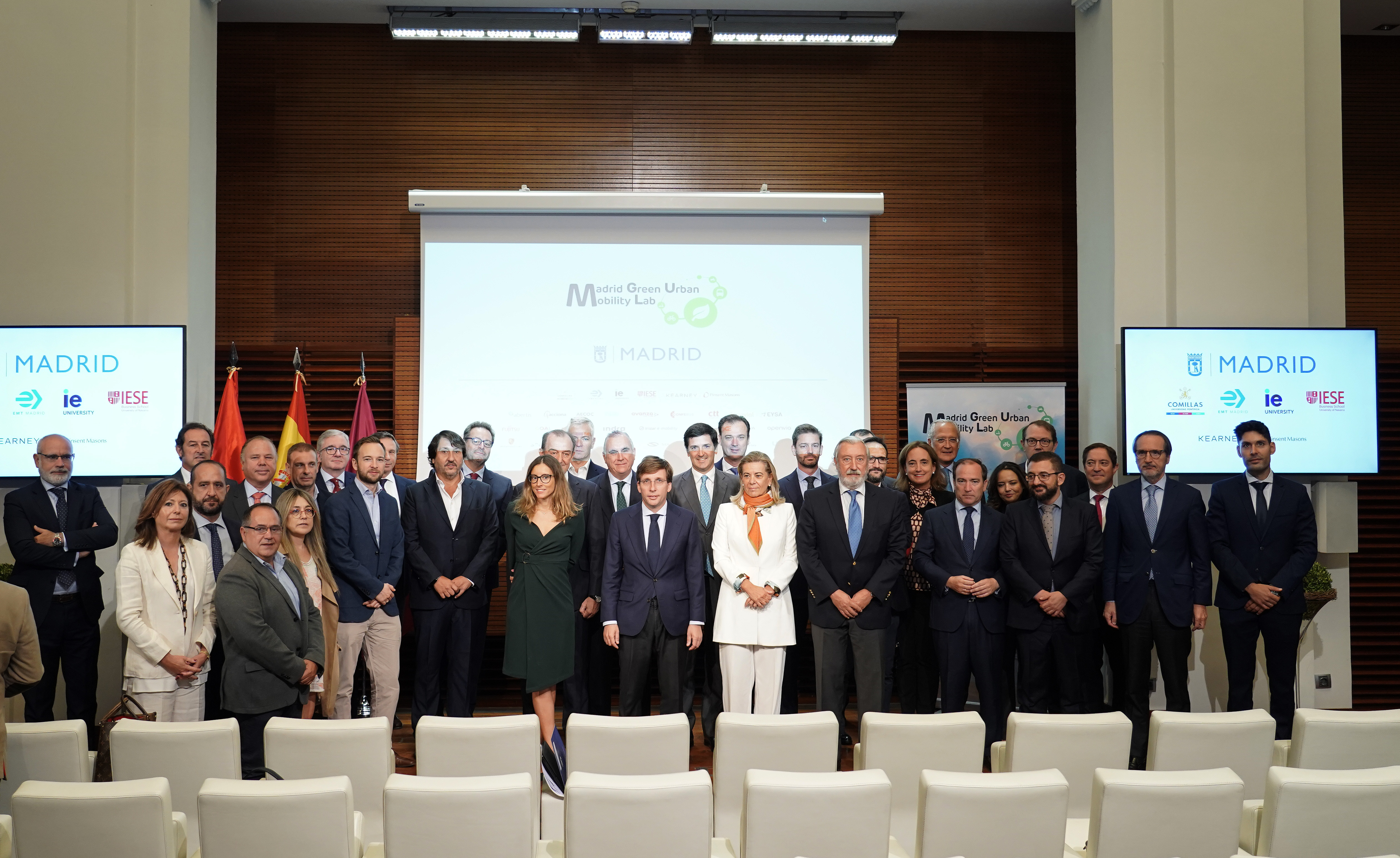 El alcalde de Madrid junto a los miembros de 'Madrid Green Urban Mobility Lab'